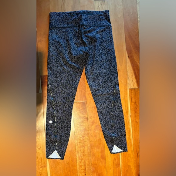 Women’s size US 6 Lululemon yoga pant to mid/shin, side pocket, and back zipper. - Picture 6 of 8